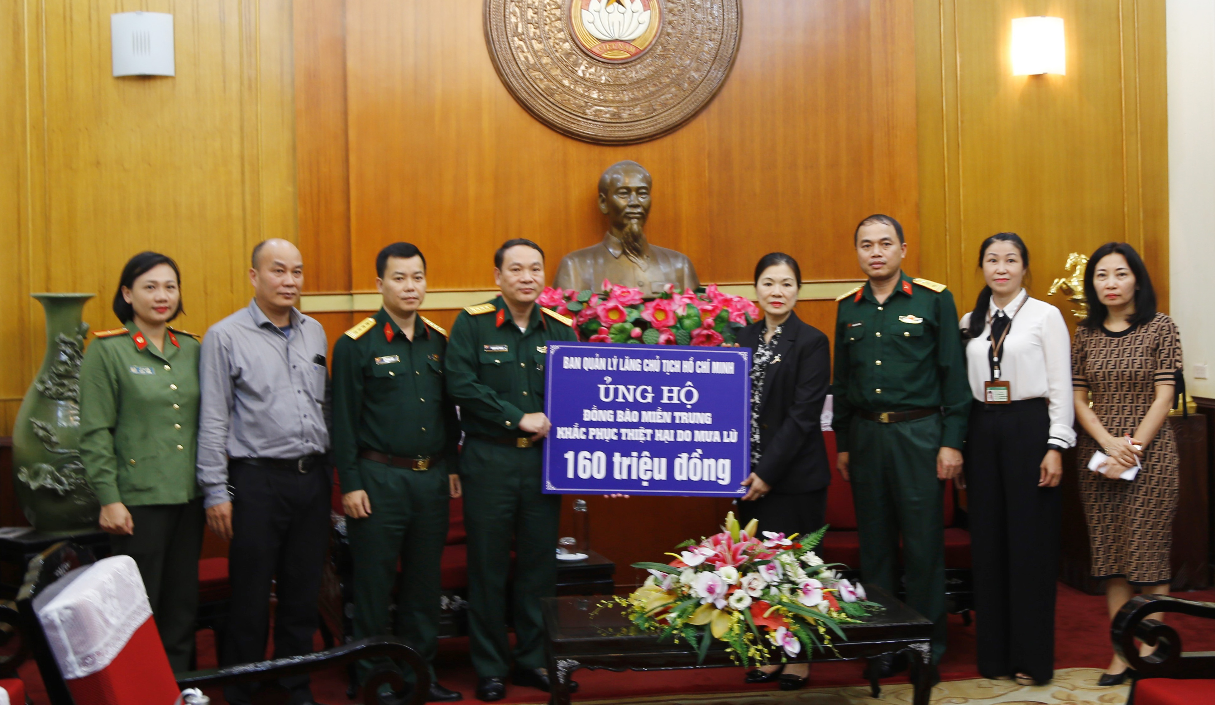 Ban Quản lý Lăng Chủ tịch Hồ Chí Minh trao tiền ủng hộ đồng bào miền Trung